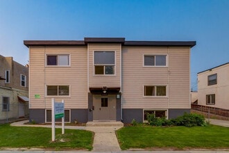 Simon's Court in Edmonton, AB - Building Photo - Building Photo