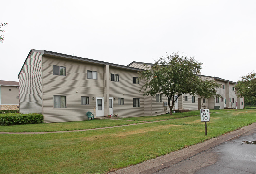 Sahlman Townhouses West in Cloquet, MN - Foto de edificio