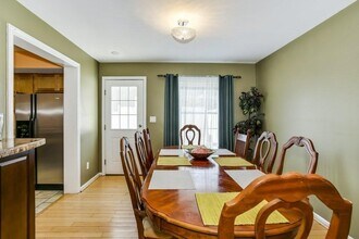 4 Guild St, Unit 418 in Boston, MA - Foto de edificio - Building Photo