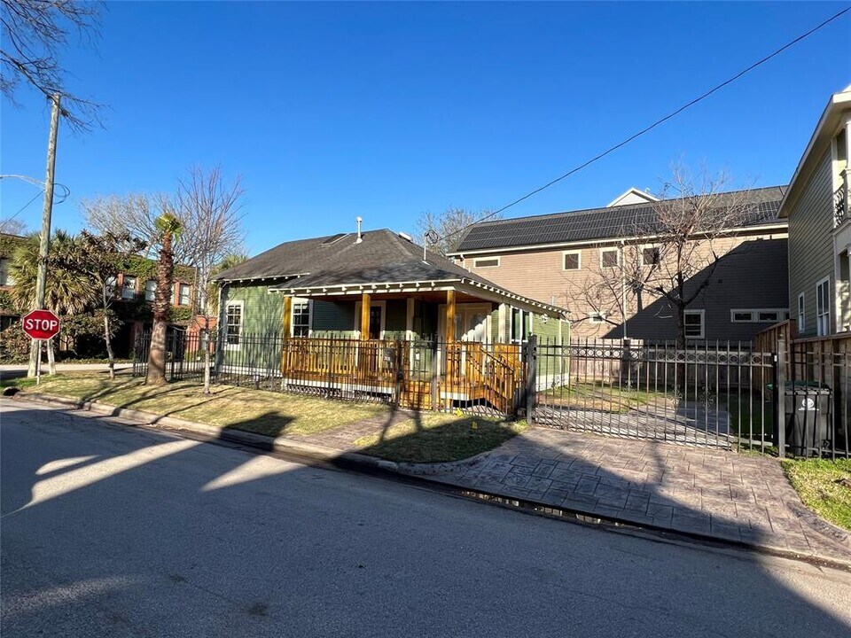 2626 Columbia St in Houston, TX - Building Photo