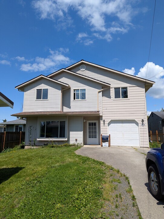 353 E St, Unit B in Blaine, WA - Building Photo