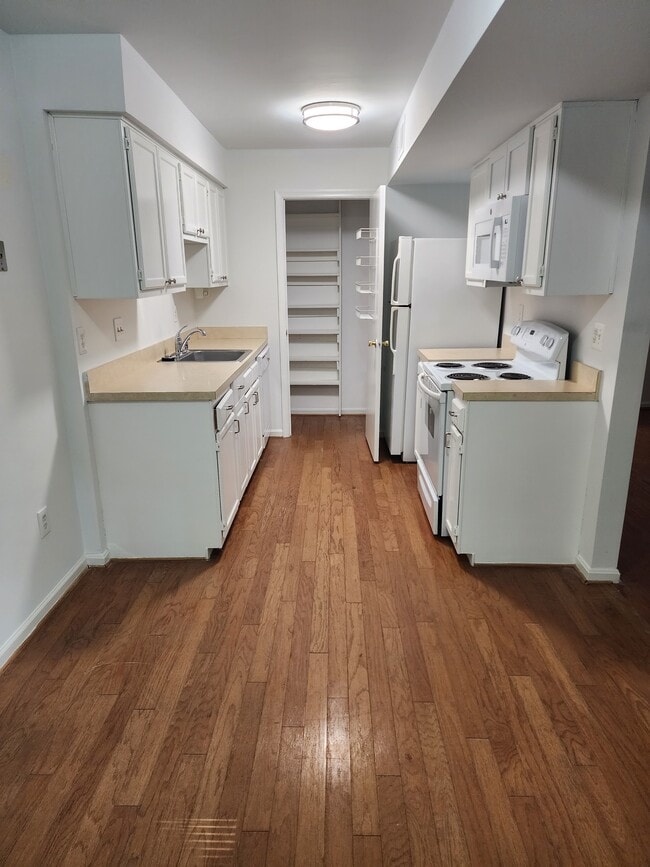 20225 Shipley Ter, Unit 102 in Germantown, MD - Building Photo - Building Photo