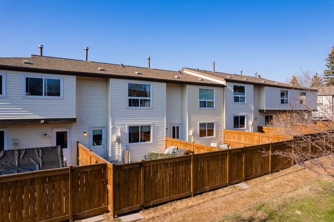 5625 Silverdale Dr NW in Calgary, AB - Building Photo - Building Photo