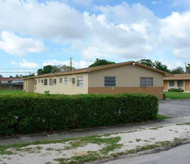 2440 NE 188th St in Miami, FL - Foto de edificio - Building Photo