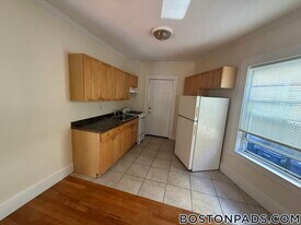 27 Forest St in Cambridge, MA - Building Photo