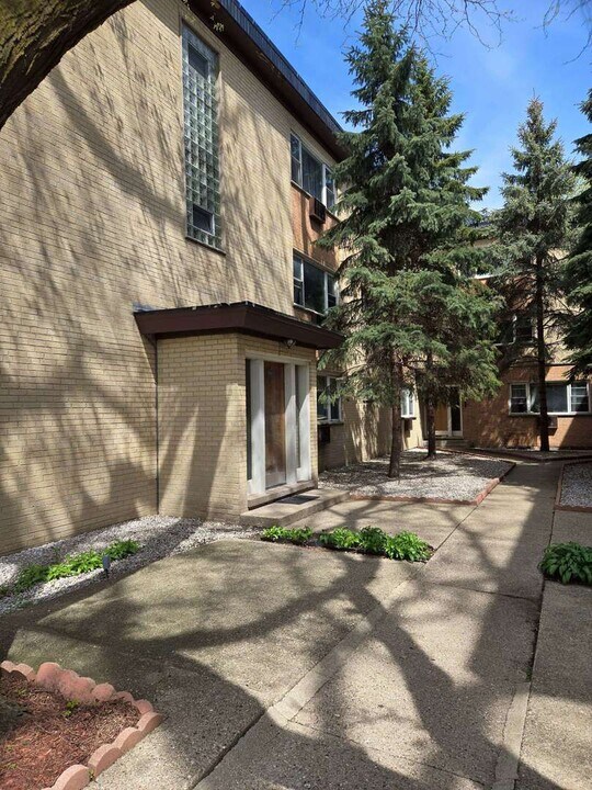 1714 W Touhy Ave in Chicago, IL - Building Photo