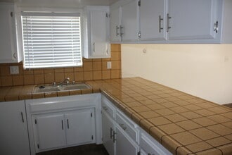 612 Norris Rd in Bakersfield, CA - Foto de edificio - Building Photo