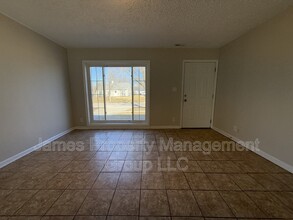 1004 Oakland Dr in Streamwood, IL - Building Photo - Building Photo