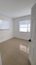 724 NW 3rd Ct in Hallandale Beach, FL - Building Photo - Building Photo