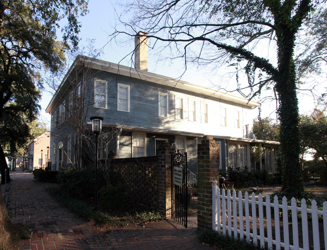 34-40 E Broad St. Shanghai Gardens in Savannah, GA - Building Photo - Building Photo