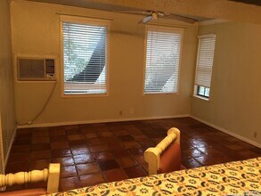 230 E Mulberry Ave in San Antonio, TX - Foto de edificio - Building Photo