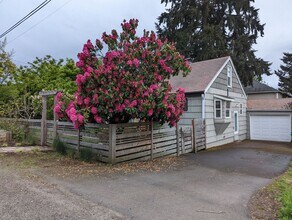 5404 SE Malden Dr in Portland, OR - Building Photo - Building Photo