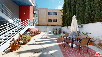 5151 Balboa Blvd, Unit 306 in Los Angeles, CA - Foto de edificio - Building Photo