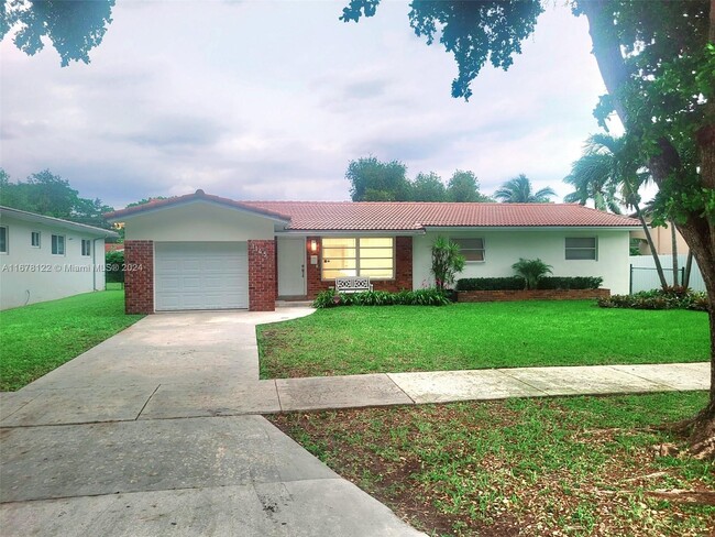 1145 Meadow Lark Ave in Miami Springs, FL - Foto de edificio - Building Photo