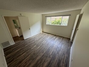 1218 McClellan Dr, Unit 106 in Los Angeles, CA - Building Photo - Building Photo