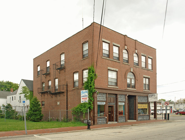 136 W Pearl St in Nashua, NH - Building Photo - Building Photo