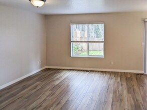 407-409 Madrona Ave SE in Salem, OR - Building Photo - Building Photo