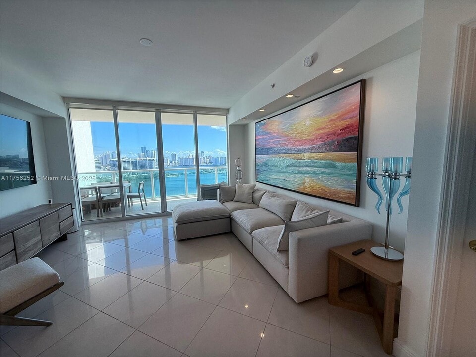 3330 NE 190th St in Aventura, FL - Foto de edificio