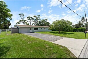 930 Rutherford Ln in Haverhill, FL - Building Photo