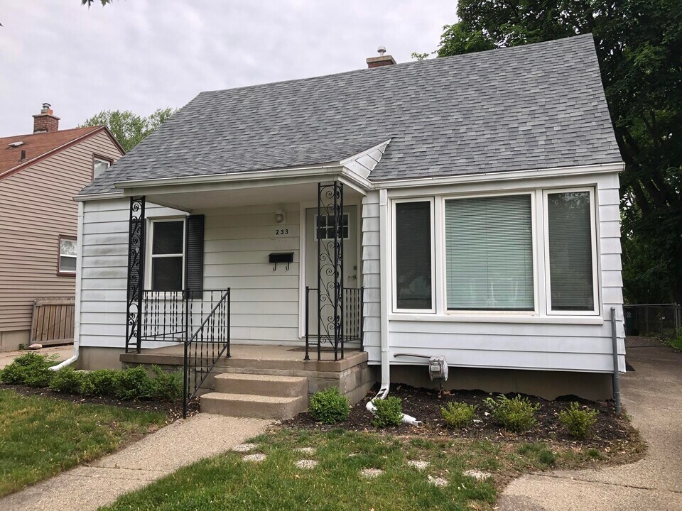 233 De Villen Ave in Royal Oak, MI - Building Photo