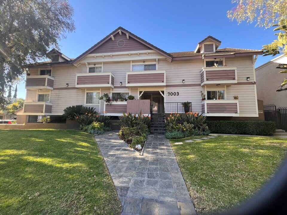 7003 Haskell Ave in Los Angeles, CA - Building Photo