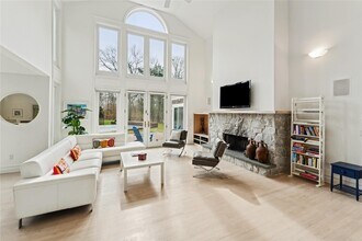 8 Honeysuckle Ln in East Quogue, NY - Building Photo - Building Photo