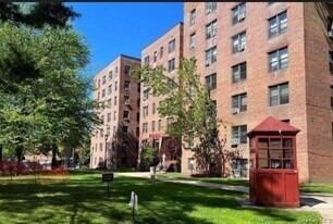 150-20 71st Ave in Queens, NY - Building Photo