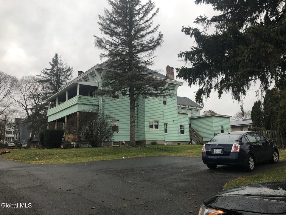 600 1st St in Watervliet, NY - Building Photo