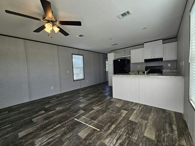 1042 Myakka Dr in North Fort Myers, FL - Building Photo - Building Photo