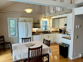 542 Island View Dr in Traverse City, MI - Foto de edificio - Building Photo