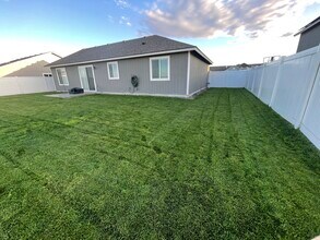 423 Cardinal Pl in Umatilla, OR - Foto de edificio - Building Photo
