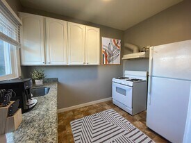 2044 International Blvd - Sunny Studios an in Oakland, CA - Building Photo