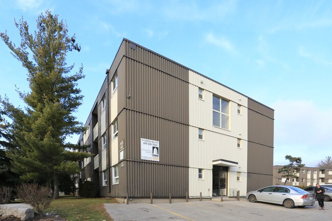 84 Country Hill Dr in Kitchener, ON - Building Photo - Building Photo