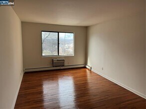 102 Bellgrove Dr in Mahwah, NJ - Building Photo - Building Photo