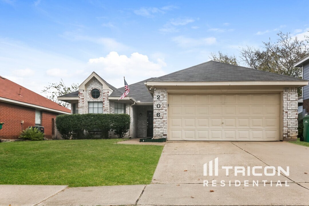 206 Wolfe St in Cedar Hill, TX - Building Photo