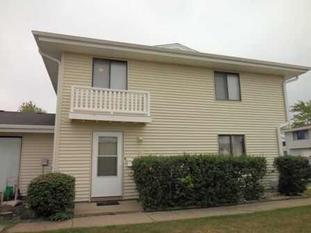 1404 Tonset Ln in Schaumburg, IL - Foto de edificio