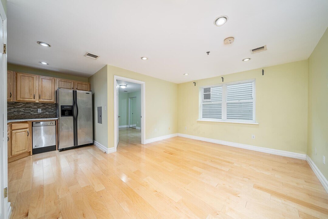 413 9th St-Unit -202 in Union City, NJ - Building Photo