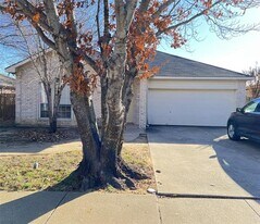 2416 Wildwood Ln in Denton, TX - Building Photo