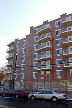 35-06 Leavitt St in Flushing, NY - Foto de edificio - Building Photo