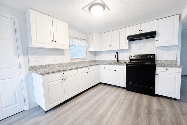 36 Candice St in Clinton, MA - Foto de edificio - Building Photo