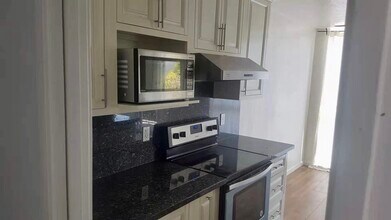 181 Del Medio Ave, Unit 210 in Mountain View, CA - Foto de edificio - Building Photo