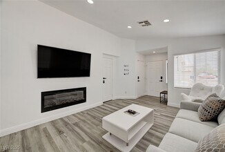 8127 Chambersberg St in Las Vegas, NV - Building Photo - Building Photo