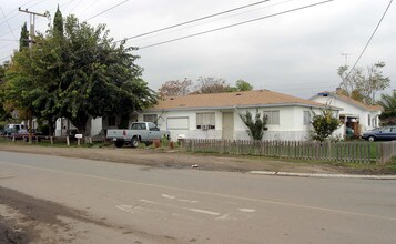 1415-1427 Mono Dr in Modesto, CA - Foto de edificio - Building Photo
