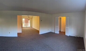 13 Essex Ln in Suffern, NY - Building Photo - Building Photo