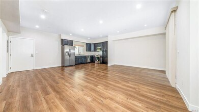 17154 Chatsworth St in Granada Hills, CA - Foto de edificio - Building Photo