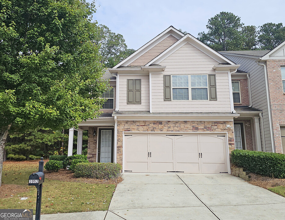 3952 Brockenhurst Dr in Buford, GA - Foto de edificio