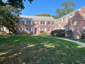 72 Standish Rd in Stamford, CT - Building Photo - Building Photo