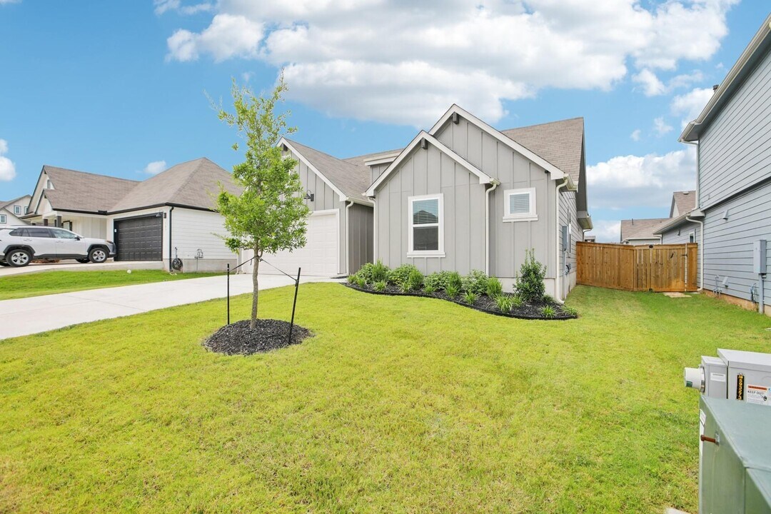 109 Netherland St in San Marcos, TX - Building Photo