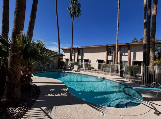 property at 4846 N Woodmere Fairway