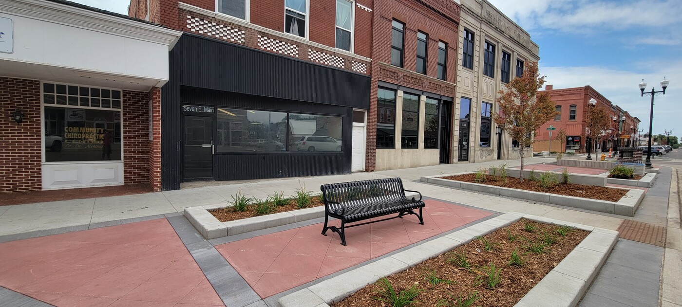 7 E Main St, Unit Commercial in Vermillion, SD - Building Photo
